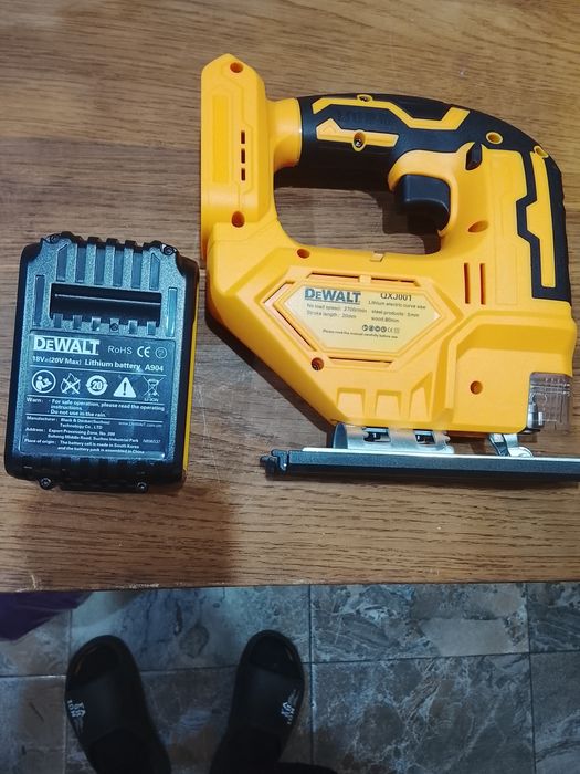 Fierestrău pendular DeWalt cu o baterie de 6a