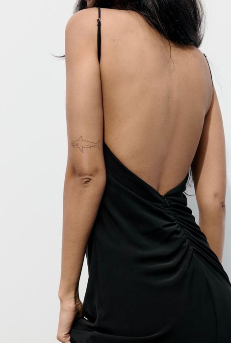 Официална черна рокля с гол гръб