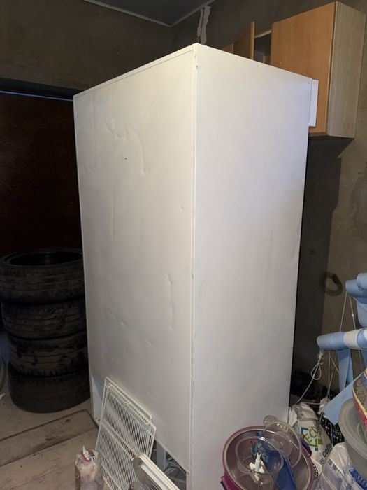 Холодильник мощный работает