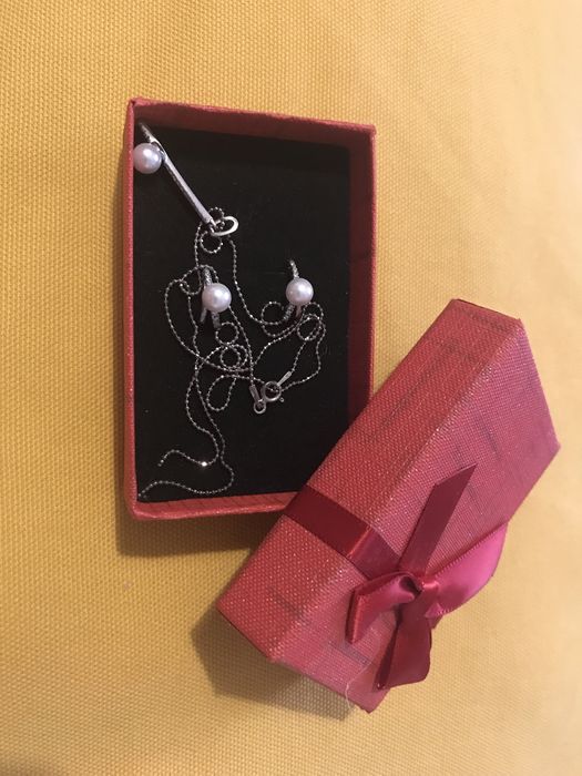 Комплект сребърни обици и колие с перли и цирконий