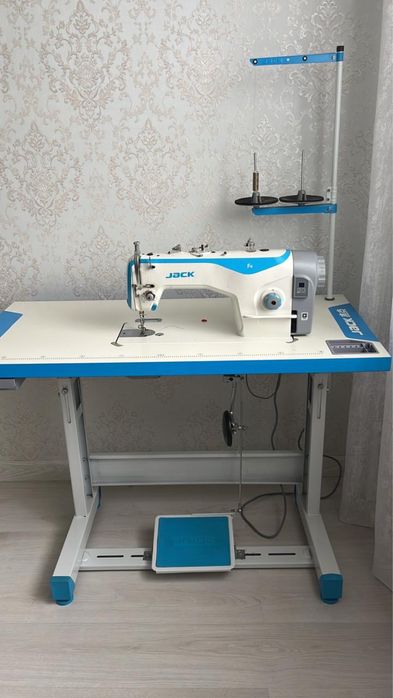 Продам швейную машину JACK F4.