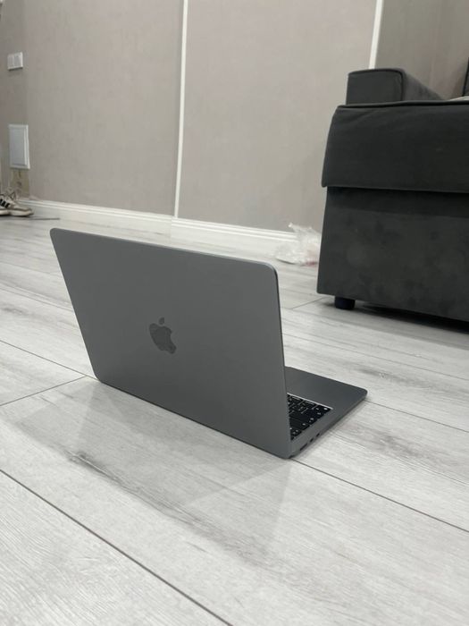 MacBook Air (M2, 2022)