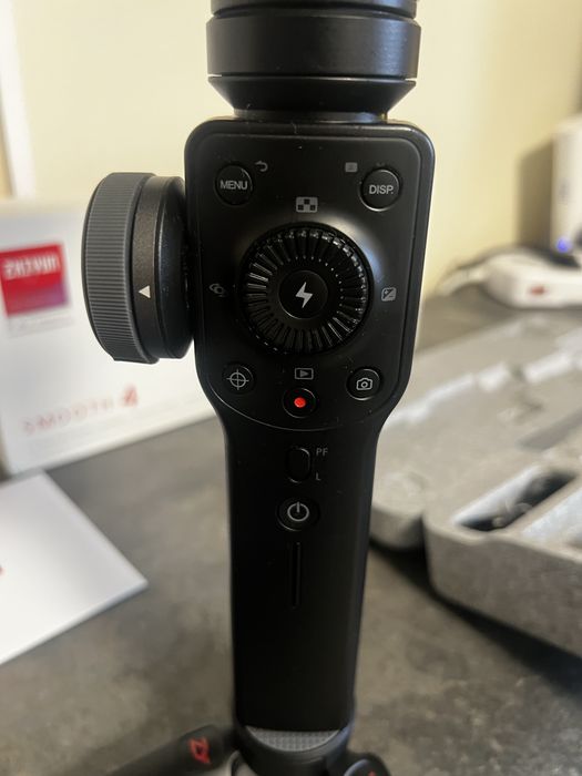 Gimbal Zhiyun Smooth 4 – NOU, primit cadou (nefolosit absolut deloc)