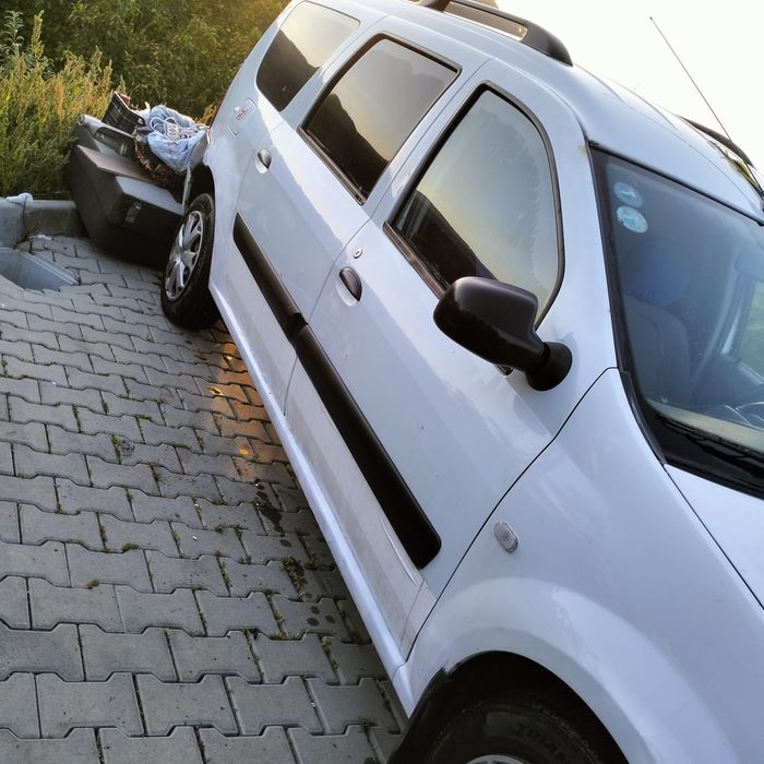 Vând Logan MCV culoare alba benzina 1,6 ,baterie nouă pornește , funcț