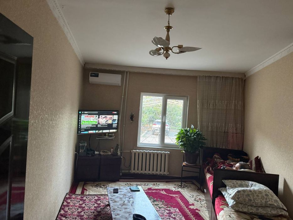 5 xonali dom 1 etaj hovlisiyam bor