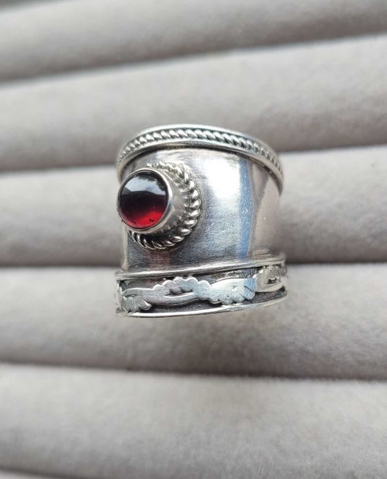 Inel vintage din argint cu granat roșu