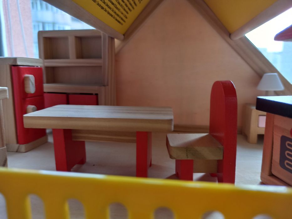 Căsuța păpuși din lemn mobilata