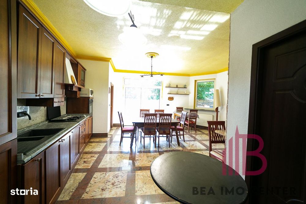 Casa 4 dormitoare, 2 saloane de zi ,3 băi,  ultracentral!
