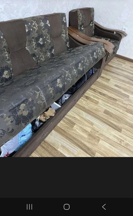 Диван ва 2 дона кресло сотилади. Холати яхши сакланган чет элники.