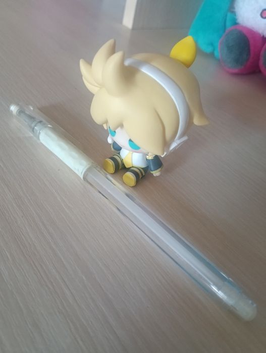 Маленькая фигурка Len