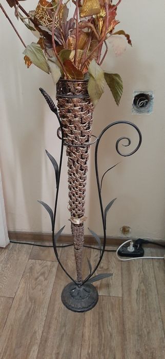 Винтажная,кованная-плетённая ваза.