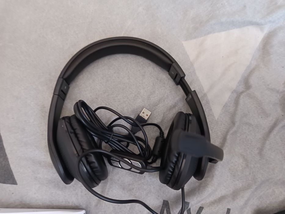 Cameră Web Full HD C-400 + Căști Office HS-USB300
Rezoluție: Full HD 1