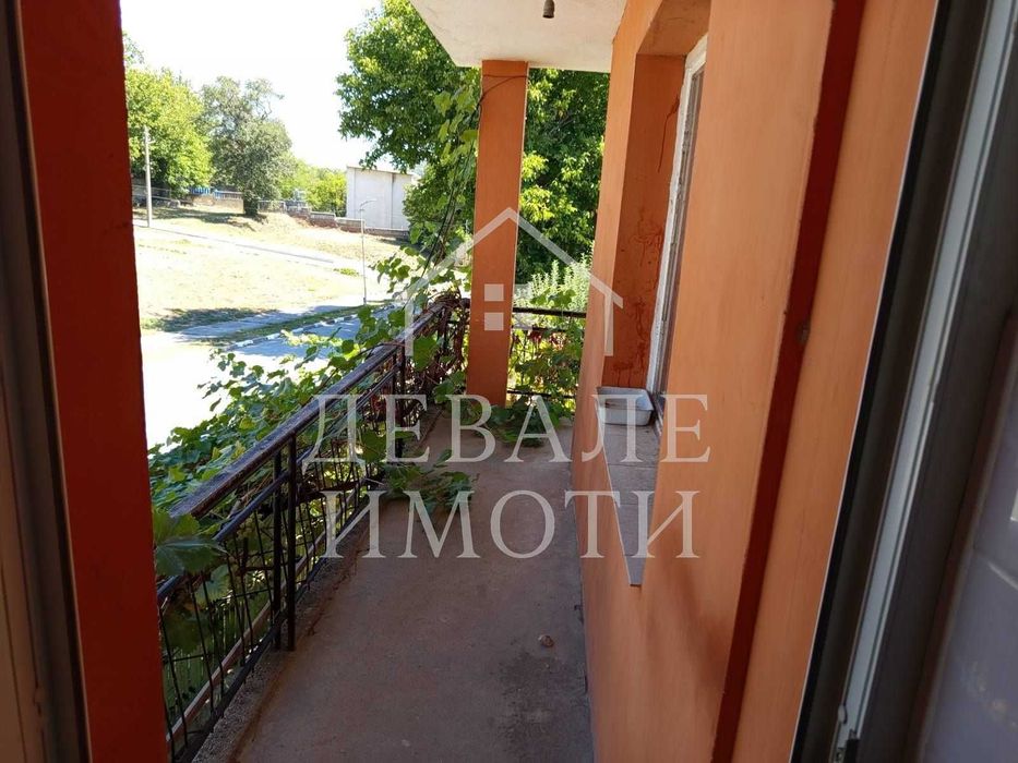 Продава се масивна двуетажна къща в центъра