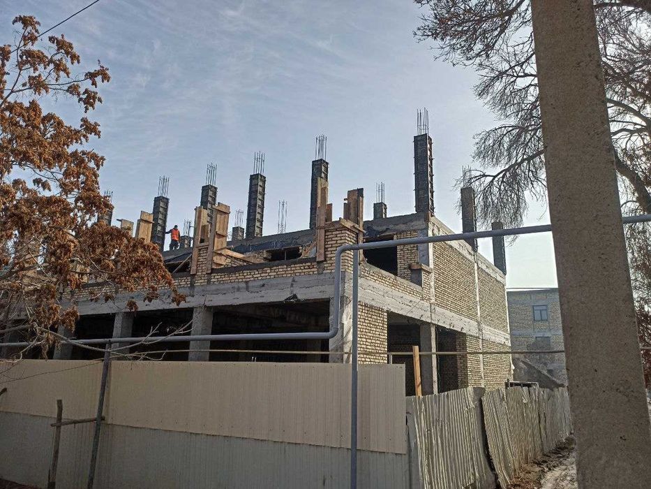 Продаются квартиры и магазины в центре Кагана вдоль дороги.