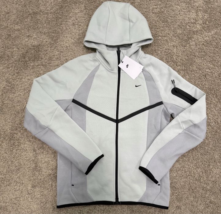 Nike tech бял.