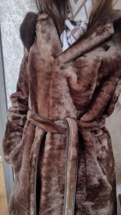 Продам шубу мутон + норка капюшон