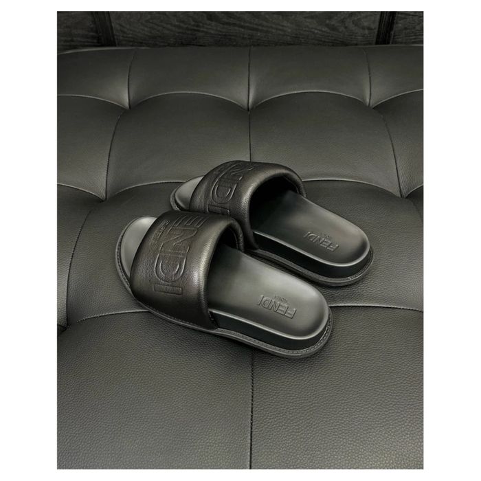 Fendi Embossed Logo Slides / Black