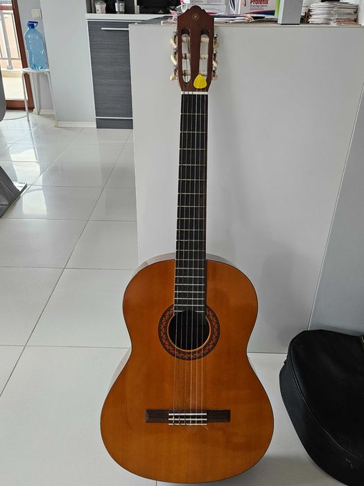 Класическа китара Yamaha C40, €80.