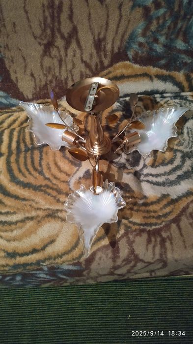 Продам люстру трёх рожковую