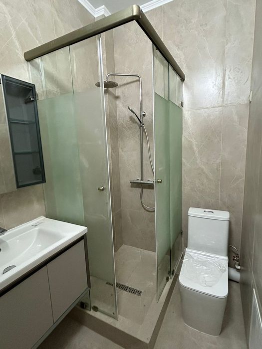 Стеклянные душевые кабины и перегородки