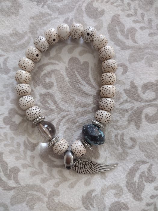 Гривни от естествени камъни