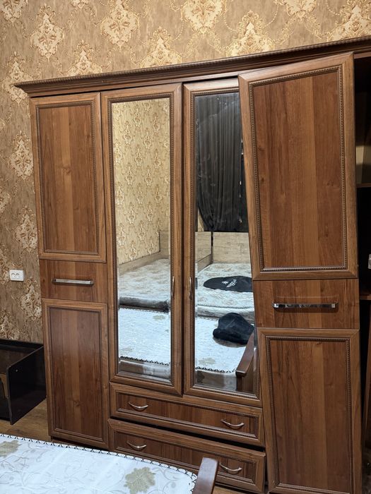 Срочно продается шкаф с одним комодом