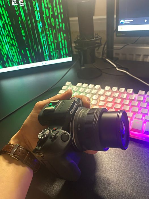 Продавам Canon R100+