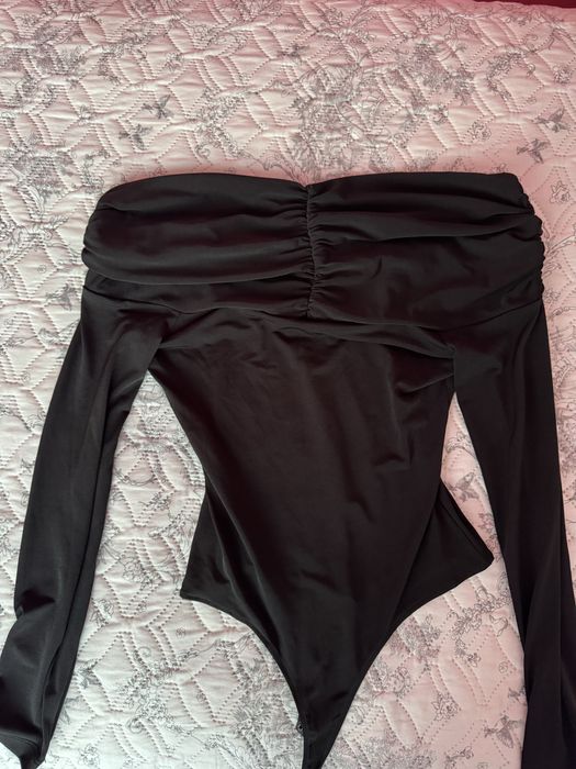 Черна блуза с паднали рамене