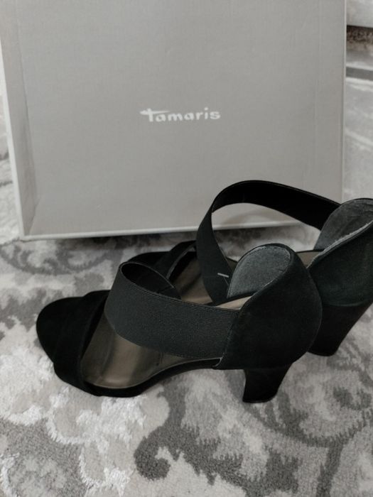 Продам брендовые босоножки (новые)