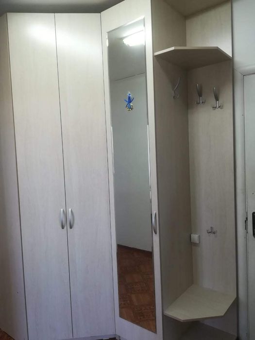 Продам шкаф в прихожую с зеркалом