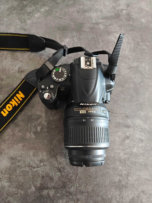 Nikon D3000 DSLR с обектив 18-55mm + чанта, батерия и зарядно