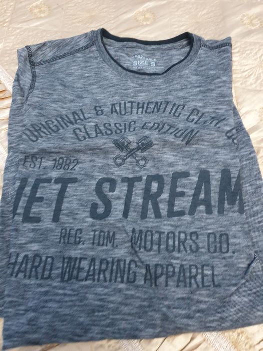 Flanele cu dungi și logo-uri