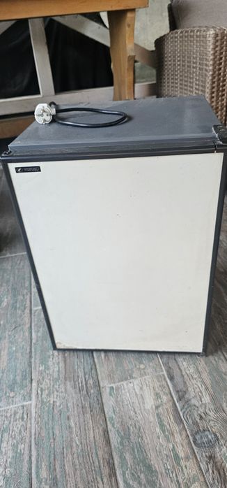 Mini-frigider Vitrifrigo C39 220V - ideal pentru rulota sau camper