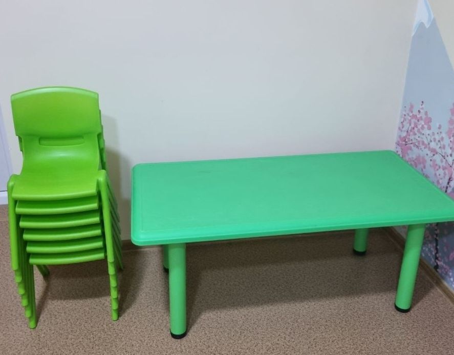Детский столик и стеллаж