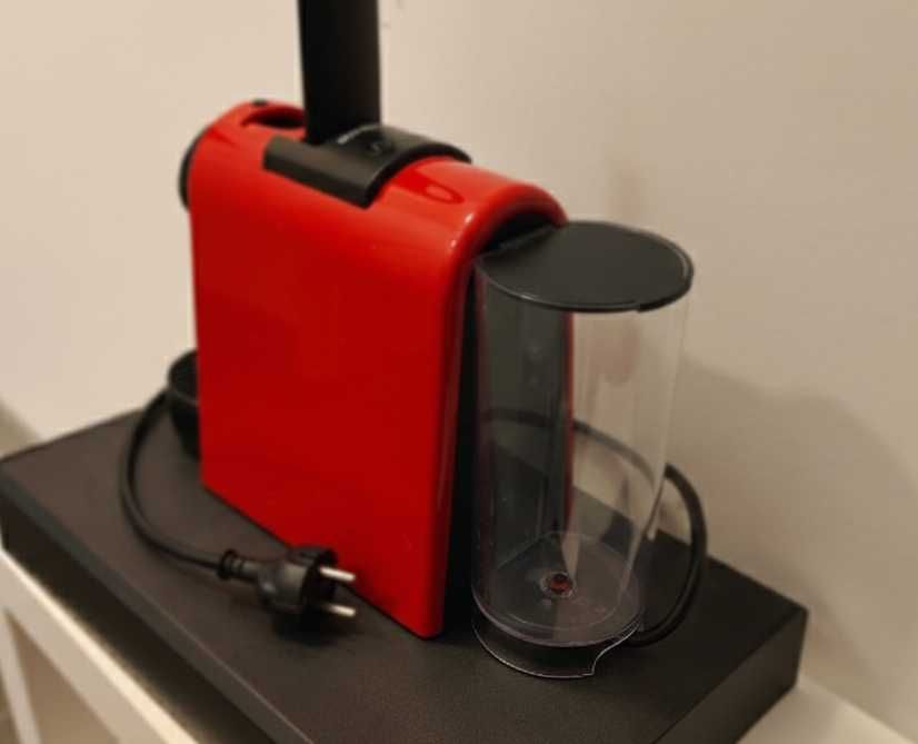 Aparat de cafea Nespresso (capsule) Essenza Mini D30 - Roșu