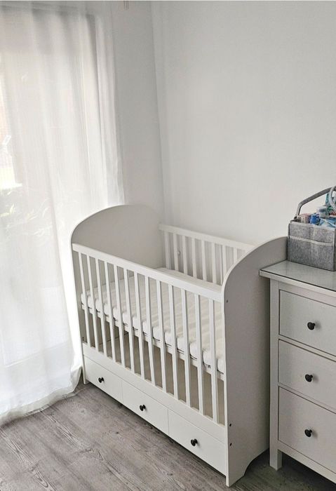 Vând Pătuț din lemn cu sertar + saltea nouă + aparatori laterale