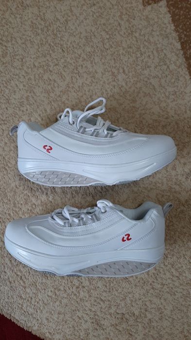 Кроссовки белые новые