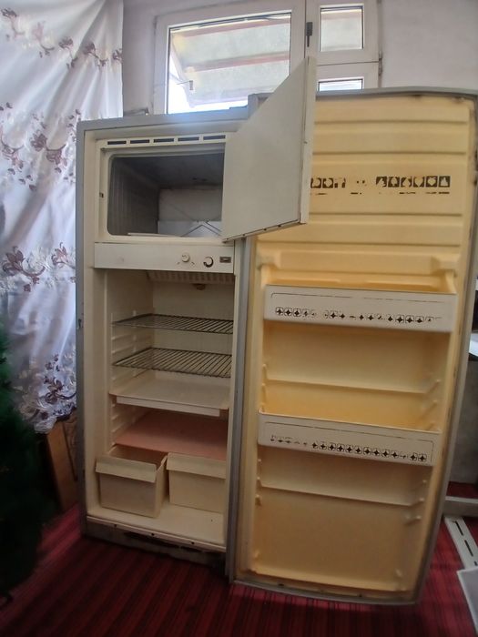 Старый холодильник Sino в рабочем состоянии