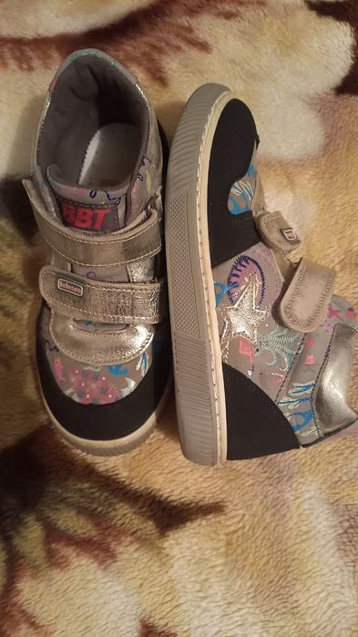 Продаются ботинки кожаные.