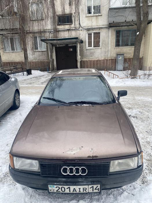 Автомобиль ауди 80