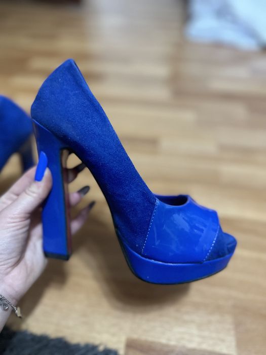 Pantofi cu toc albaștri