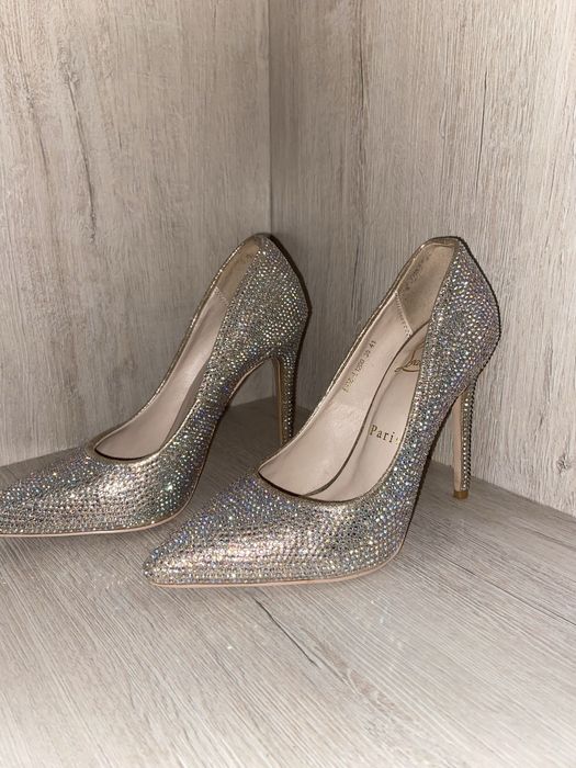 Две пары туфель 35 размер