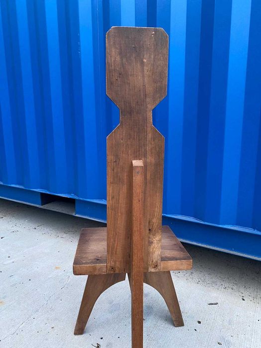 masa cu scaune sculptate cu motive traditionale