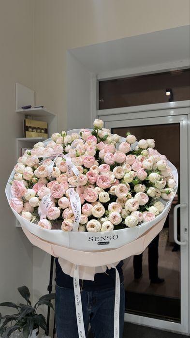 Пионовидные кустовые розы роскош
