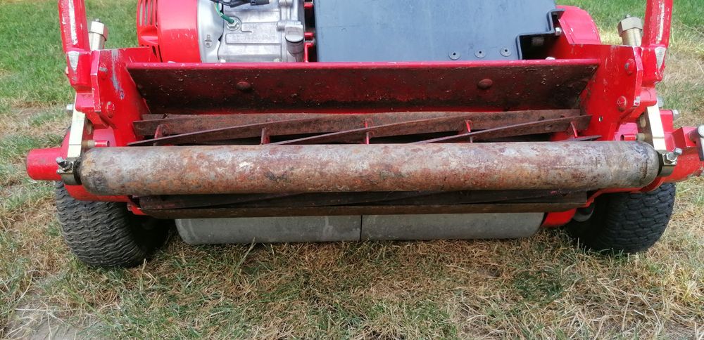 Самоходна косачка за голф игрище