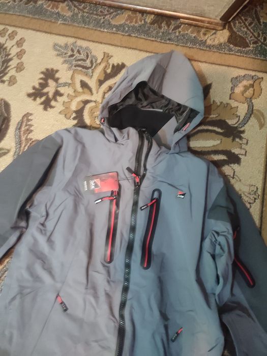 Jacheta anti ploaie și vant