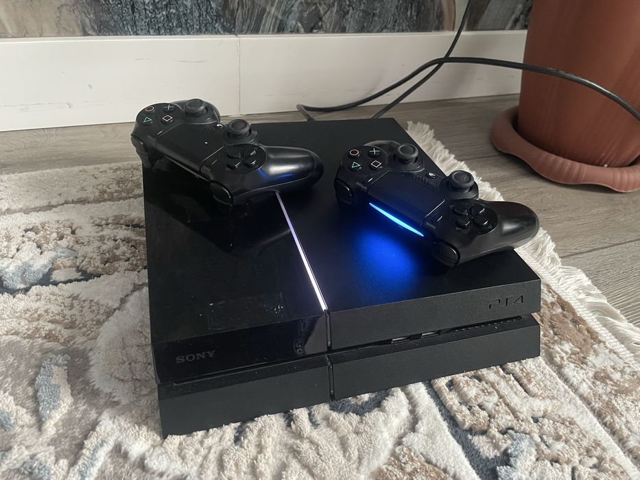Sony PlayStation 4 (PS4)