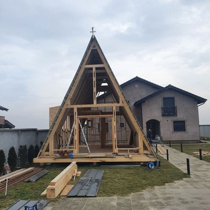 Cabane din lemn tip A & case pe structura metalica îlvelit cu panou