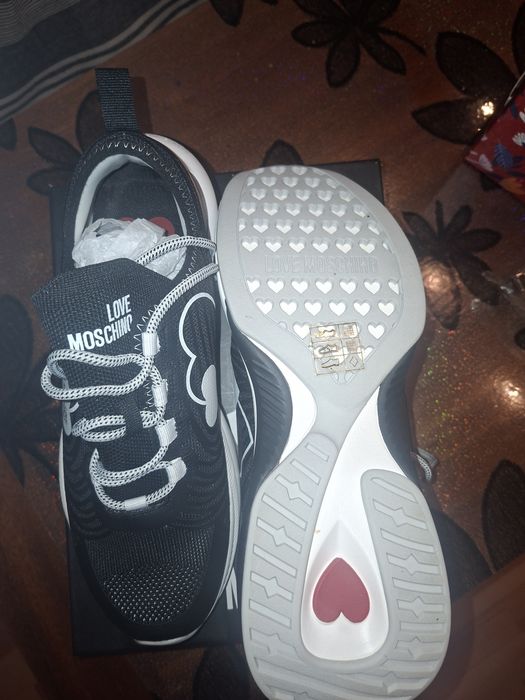 Adidasi love moschino