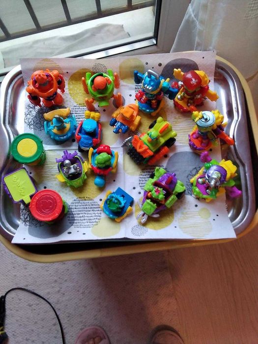 Set masinute,figurine si eroi SuperZings